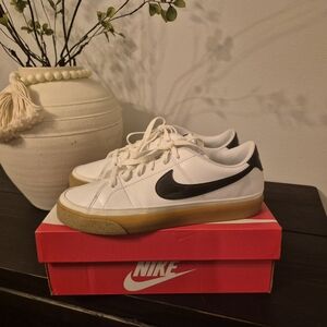 Nike White and Black Sneakers